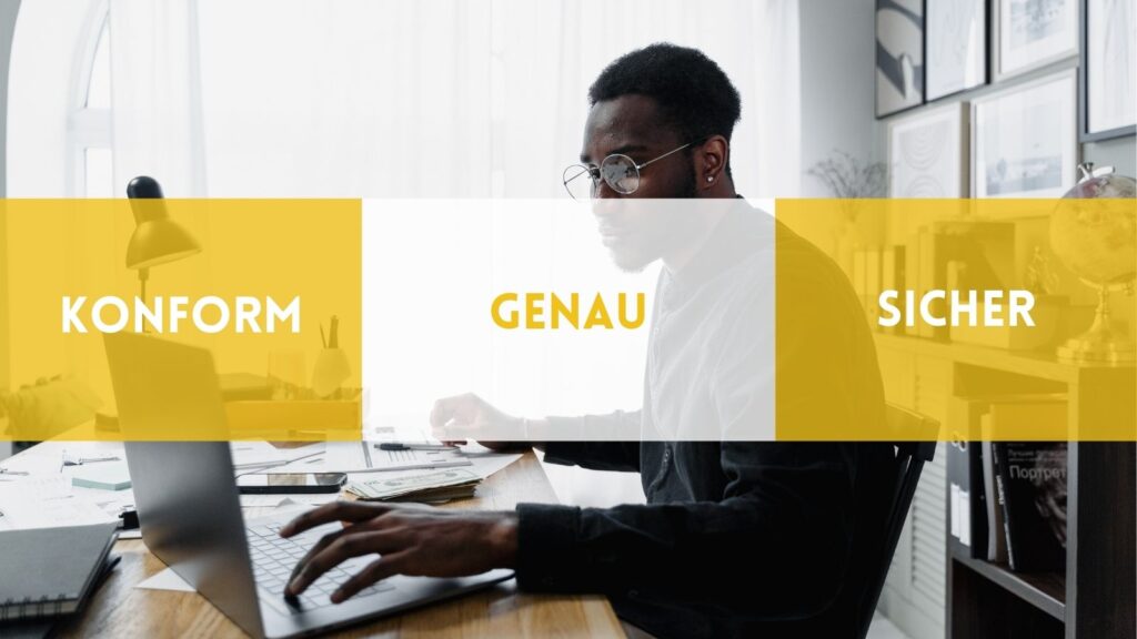 Gehalt und Wohlbefinden; Bild zeigt Mann an einem Computer im Hintergrund. Vordergrund besteht aus drei gelb oder weißen Boxen mit Schriftzug: Konform, Genau, sicher.